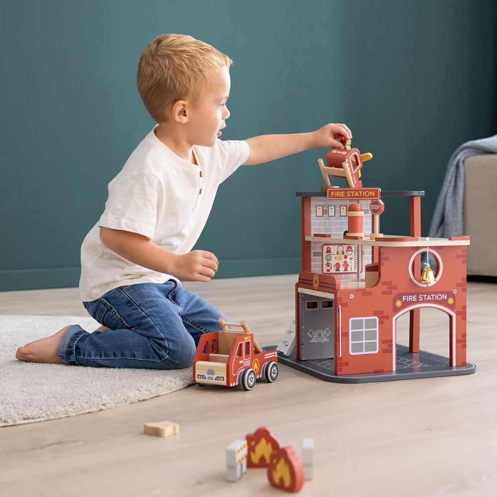 howa Spielzeug Feuerwache aus Holz – Feuerwehr Station mit Feuerwehrauto, Hubschrauber & Zubehör 7017