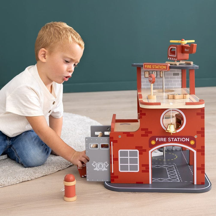 howa Spielzeug Feuerwache aus Holz – Feuerwehr Station mit Feuerwehrauto, Hubschrauber & Zubehör 7017