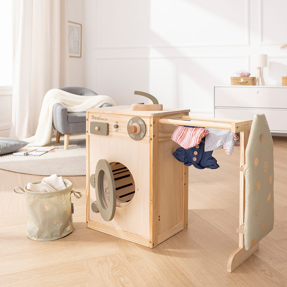howa Kinderwaschmaschine aus Holz "Lucky" mit Wäscheleine, Bügelbrett, Wäschekorb und Bügeleisen 48142
