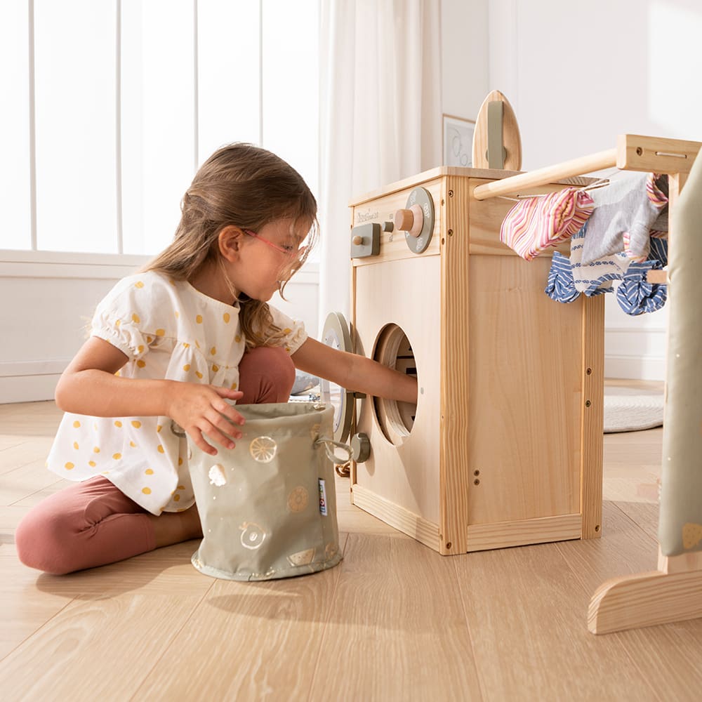 howa Kinderwaschmaschine aus Holz "Lucky" mit Wäscheleine, Bügelbrett, Wäschekorb und Bügeleisen 48142