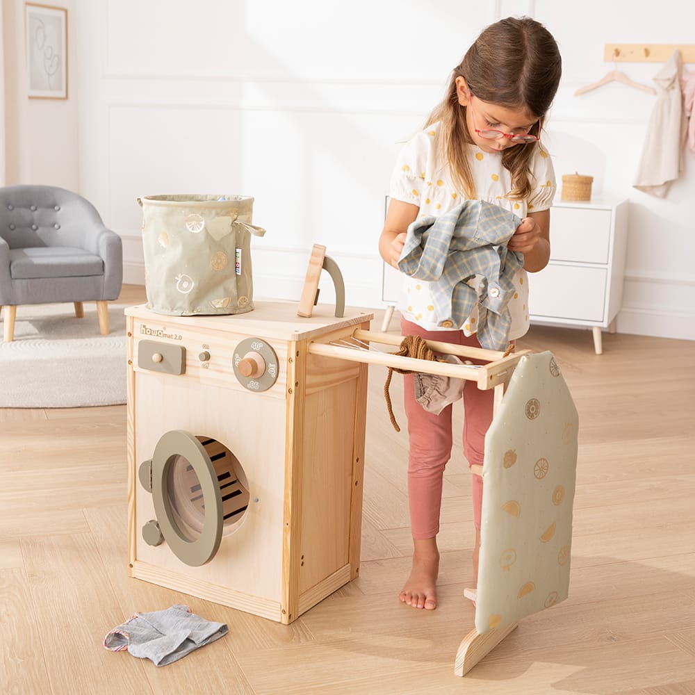 howa Kinderwaschmaschine aus Holz "Lucky" mit Wäscheleine, Bügelbrett, Wäschekorb und Bügeleisen 48142