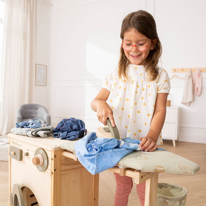 howa Kinderwaschmaschine aus Holz "Lucky" mit Wäscheleine, Bügelbrett, Wäschekorb und Bügeleisen 48142