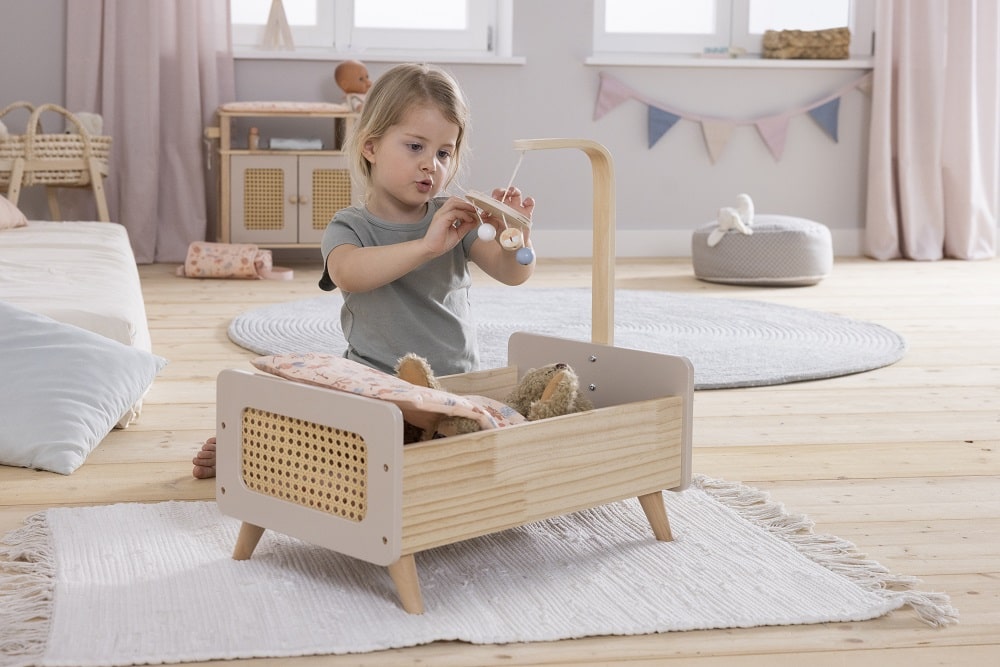 howa Puppenbett aus Holz "miniflowers" mit Mobile inkl. Bettzeug apricot 2160